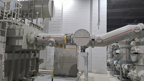 Fotografía gas-insulated equipment connection to a power transformer inside a substation