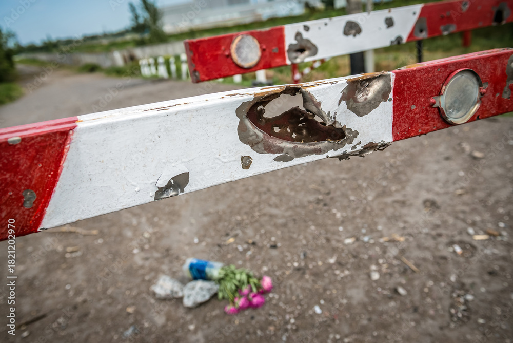 Obraz premium Level crossing on frontline positions of pro-russian separatists in Sloviansk during Russo-Ukrainian War in Donbas, Ukraine