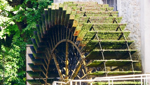 Roue à aube du couvent des récollets sur la rivière des petits fossés à Nemours en Seine-et-Marne France Europe
