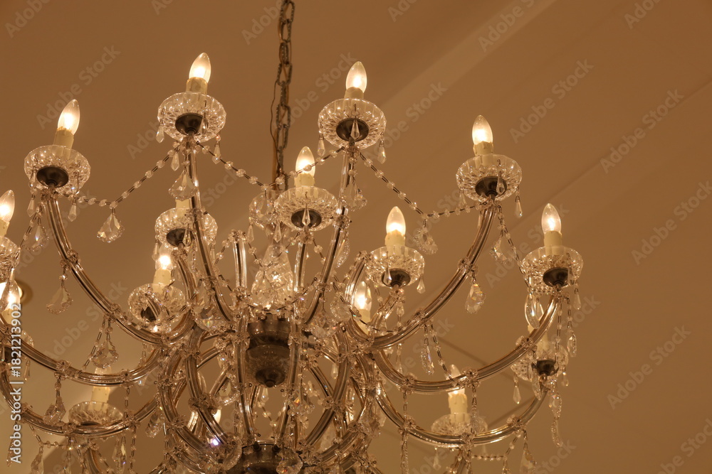 Obraz premium 豪華に輝くクリスタルシャンデリアのクローズアップ