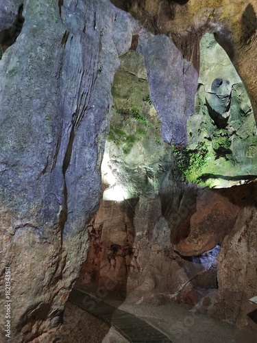  El interior de la Cueva de las Calaveras. Benidoleig. Alicante. España. 