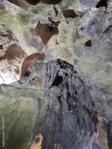  El interior de la Cueva de las Calaveras. Benidoleig. Alicante. España. 