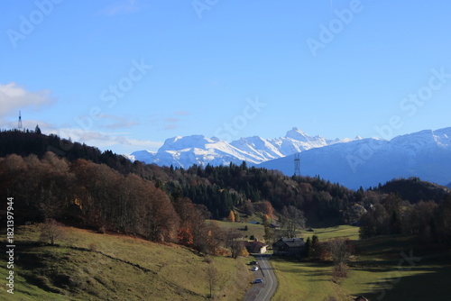 panorama pittoresque en automne sur le plateau de Plaine Joux dans le Chablais, en Haute-Savoie, avec vue sur le Mont-Blanc