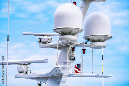Fotografija Modern yacht radar system in radome and open array antenna  form factor