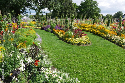 Großes Blumenbeet mit Sommerblumen im egapark Erfurt