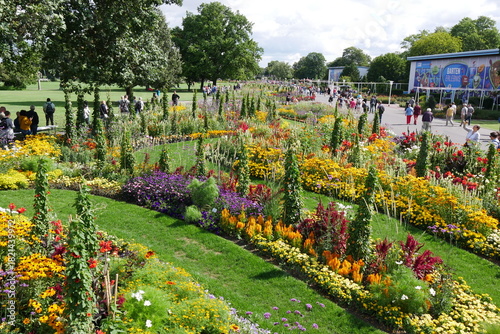 Großes Blumenbeet mit Sommerblumen im egapark Erfurt