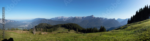 Fotografie ampia vista panoramica dalla cima di un monte sul confine tra Italia ed Austria,