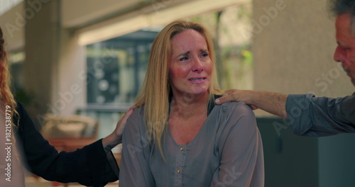 Foto Crying woman comforted by group members during emotional moment in therapy sessi