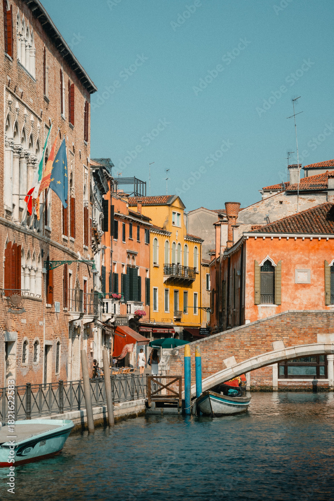 Obraz premium Colorful houses with bridge and river in Venice
