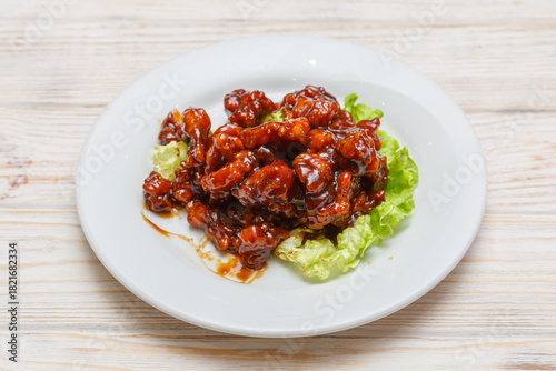 Porc caramel sur assiette blanche. Cuisine asiatique. Traiteur asiatique.