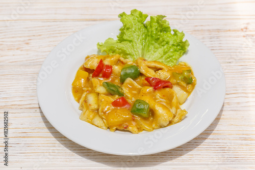 Poulet curry sur assiette blanche. Cuisine asiatique. Traiteur asiatique