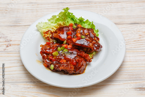 Poulet du chef sur assiette blanche. Cuisine chinoise. Traiteur chinois.