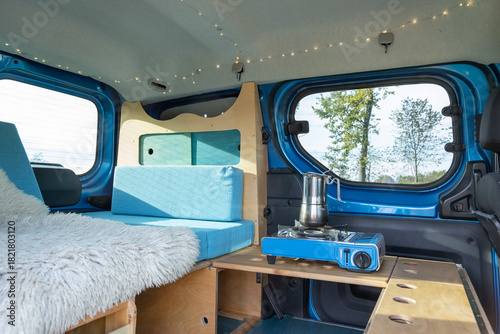 Blick in einen gemütlichen Campervan 