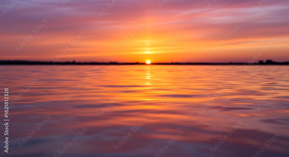 Obraz premium The way water reflects the colors of the sky at sunset.