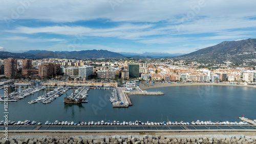Foto vista aérea del puerto de Fuengirola en un bonito día, Andalucía