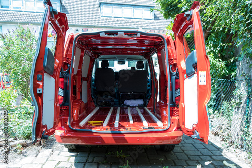 Wohnmobilausbau der Boden eines Campers wird isolier