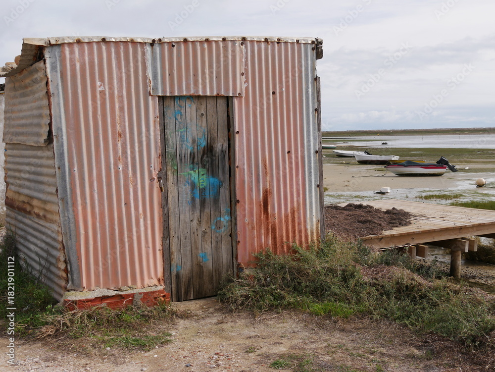 Fototapeta premium Wellblechhütte im Naturpakr bei Olhao Algarve