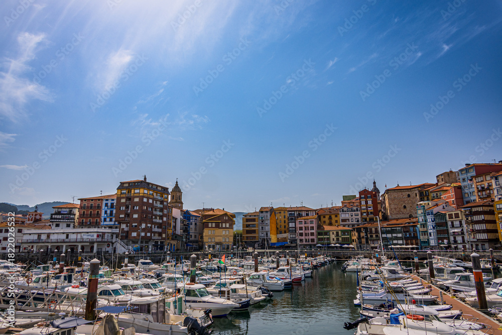 Fototapeta premium Vue sur Bermeo et son port sur la côte Basque en Espagne