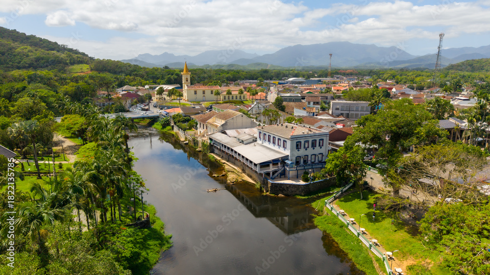 Obraz premium Vista Aérea da Cidade de Morretes, Paraná, Brasil. 