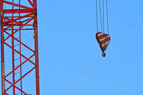 Una gru in un cantiere edile con il cielo blu sullo sfondo.