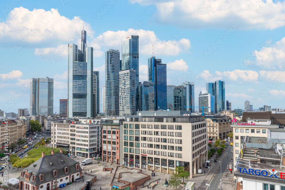 Obraz premium view to skyline of Frankfurt financial center, skyscraper and historic Hauptwache