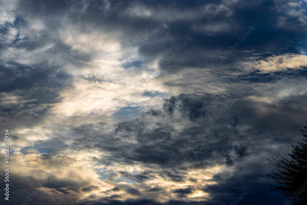 Obraz premium storm clouds at sunset
