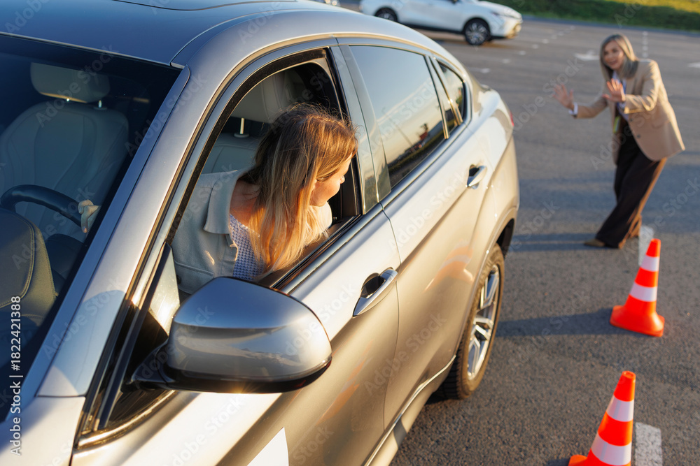 Naklejka premium Driving Examiner Completing Evaluation Form Inside Vehicle