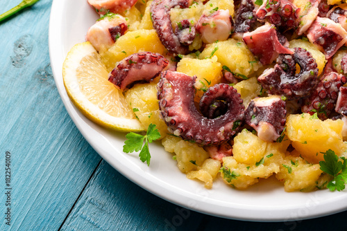 Insalata di polpo e patate, ricetta mediterranea, cibo italiano 
