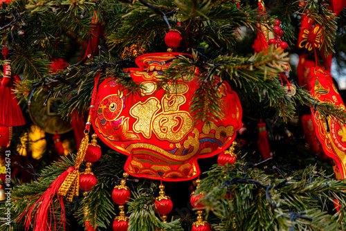 Photography Chinese-style Christmas tree toys and lights on green Christmas tree