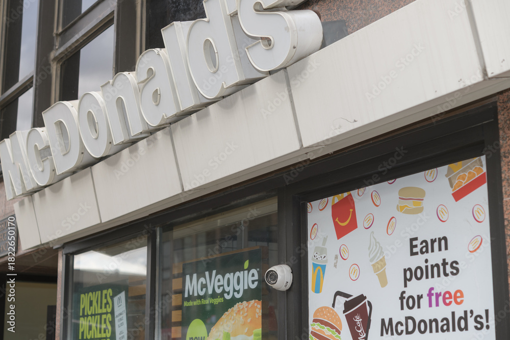 Obraz premium McDonald's, fast food restaurant, 20 Eglinton Av E, Toronto