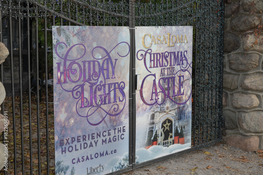 Obraz premium Holiday Light, Christmas at the Castle, Casa Loma (entrance at Walmer Rd and Davenport Rd), Toronto