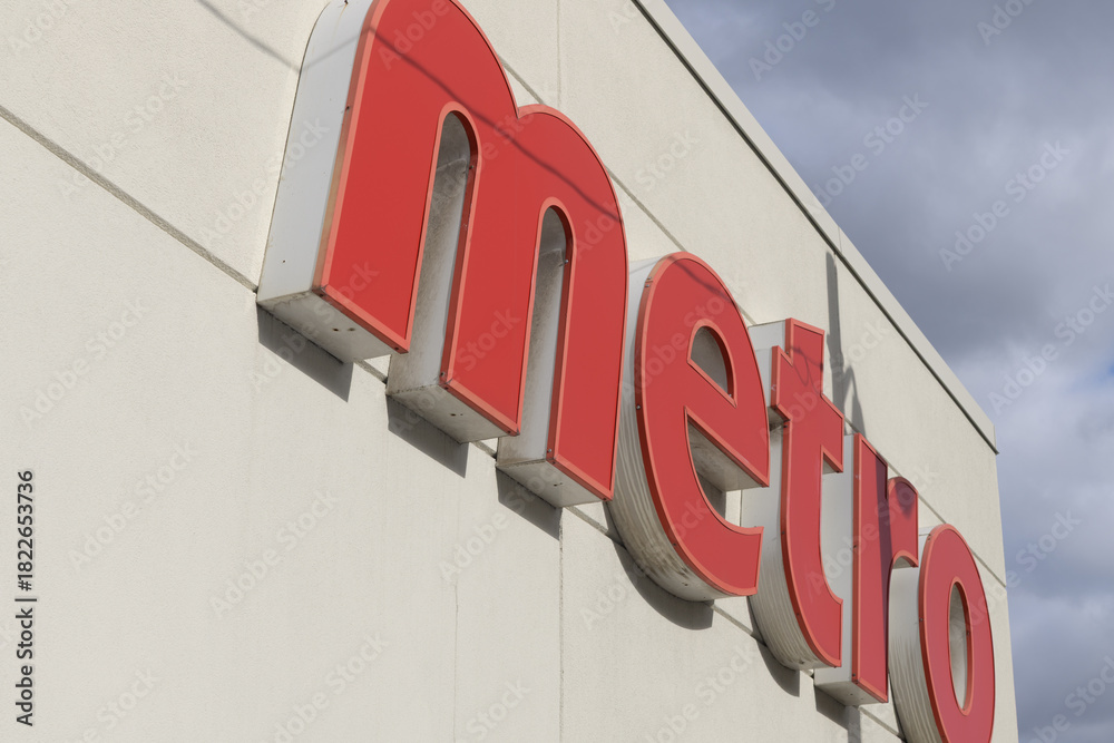 Fototapeta premium exterior sign outside Metro, a supermarket chain, located here at 656 Eglinton Av E near Bayview Av, Toronto
