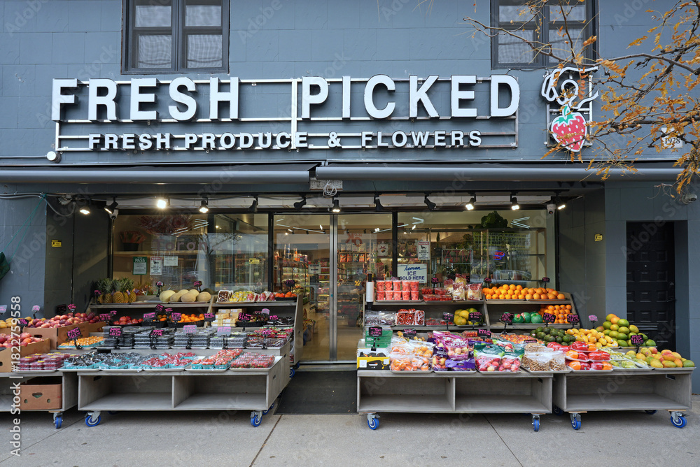 Fototapeta premium Independent grocery store with outdoor display of fruits and vegetables