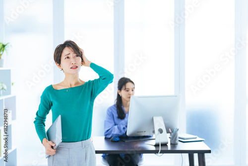 悩む, 女性, オフィス, 転職, 不満, 不安, 心配, 仕事, 困る, 問題, 課題, 悩み, 上司, ミドルエイジ, ミドル, 30代, 40代, カジュアル, 管理職, キャリアウーマン, ビジネスウーマン, ビジネスパーソン, 研修, 事務, 業務, 企業, 経営, 戦略, 日本人, ol, ビジネス, 会社員, スタッフ, コピースペース, 疑問, 検討, 迷う, 想像, 考える, 思