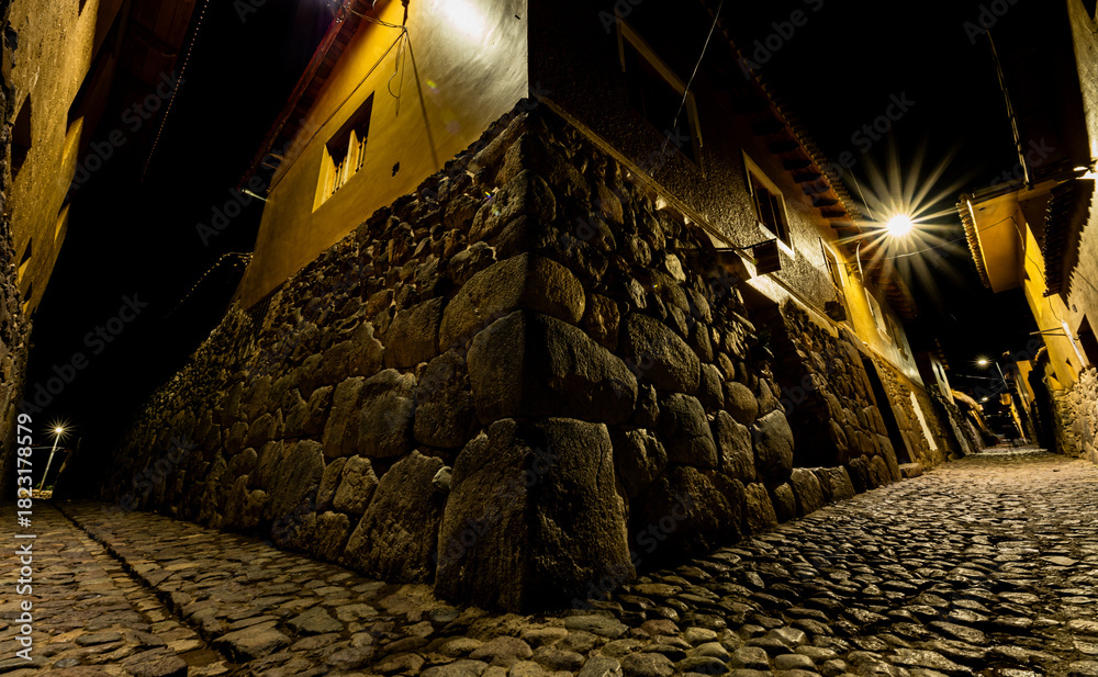 Fototapeta premium A narrow alleyway with a light shining on it