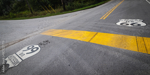 Quadro su tela A high-angle view of the historic Route 66 road surface marking the border between Missouri and Kansas