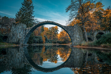 Papier peint photo Le Rakotzbrücke Rakotzbrücke joyau du parc Kromlau  © jsr548