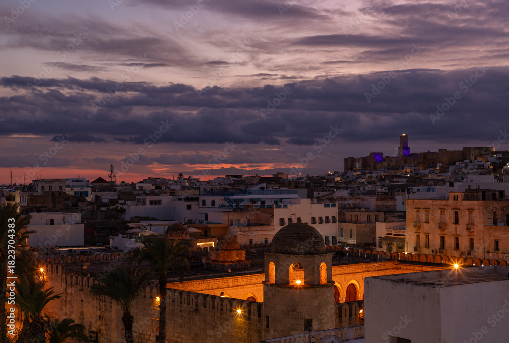 Obraz premium Sousse Archaeological Museum and Great Mosque of Sousse at Sunset