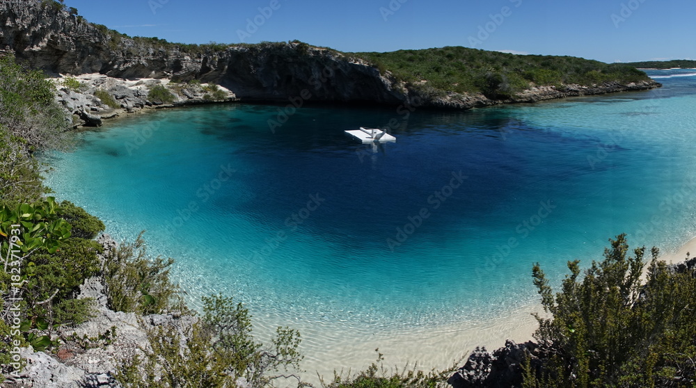 Fototapeta premium Dean's Blue Hole on Long Island, Bahamas, Caribbean