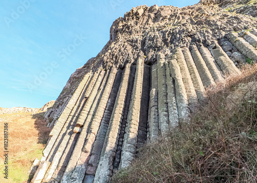 Giant’s Causeway, Northern Ireland – Hexagonal Basalt Columns and Coastal Landscape