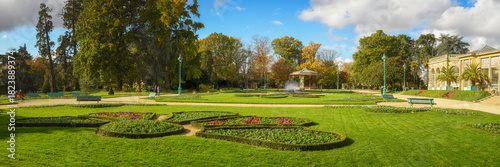 Panorama d'un jardin public en France, le parc du Thabor à RENNES en Bretagne sous un ciel ensoleillé
