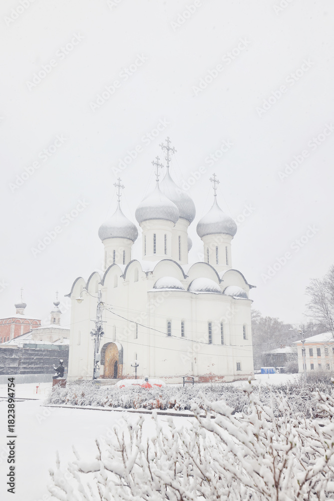 Obraz premium Snowfall in Vologda, a landscape of the city's historic center on a winter day, a cathedral in January