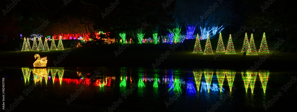 Obraz premium Colorful Christmas lights with reflection, panorama