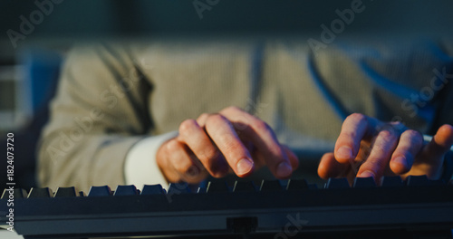 Foto Closeup young adult male freelance developer typing write prompt AI bot app program nomad terminal coding at office night