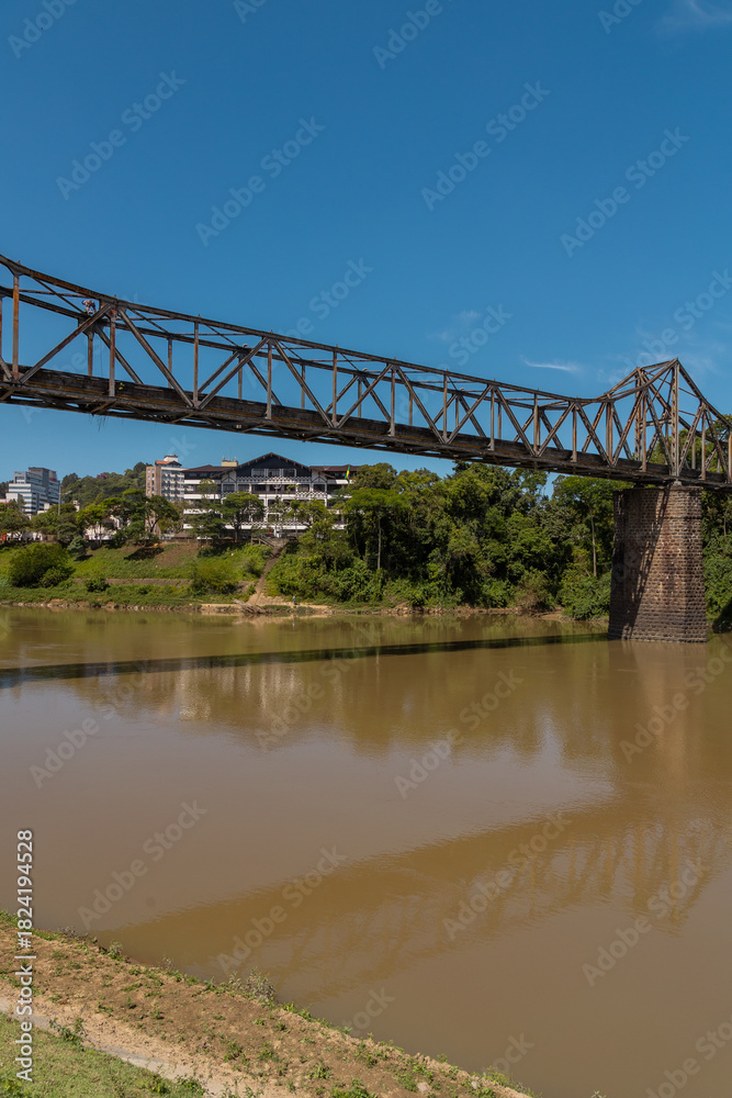 Fototapeta premium Blumenau, Santa Catarina: Ponte Aldo Pereira de Andrade (Ponte de Ferro) sobre Rio Itajaí-açu
