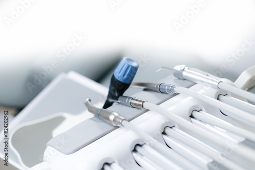 Billede på lærred Advanced dental equipment in modern clinic: drill, scaler, tools on tray