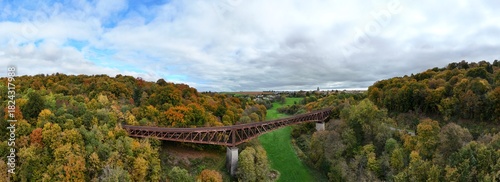 Schilderij op canvas paysage vallonné sur le passage de la Crusnes avec le viaduc Eiffel près du village de Serrouville, en Meurthe-et-Moselle