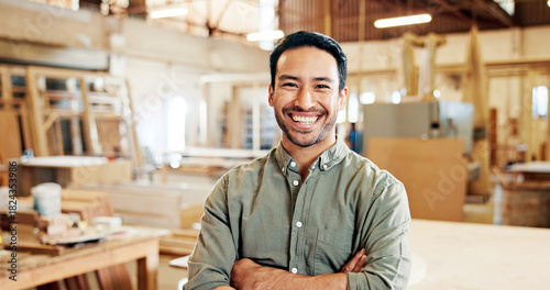 Foto Man, carpenter and arms crossed in portrait at workshop with pride, smile and furniture manufacturing