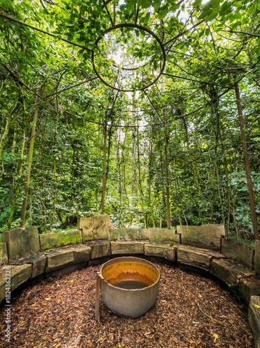 Sitzbänke im Wald eines Bauerngarten bei Osnabrück, Niedersachsen, Deutschland, Europa