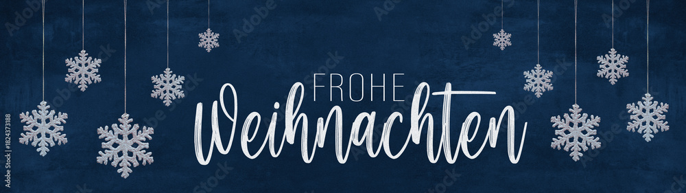 Fototapeta premium Frohe Weihnachten Banner Panorama Grußkarte lang mit deutschem Text - Hängende Eiskristalle und Schneeflocken, auf blauem Hintergrund